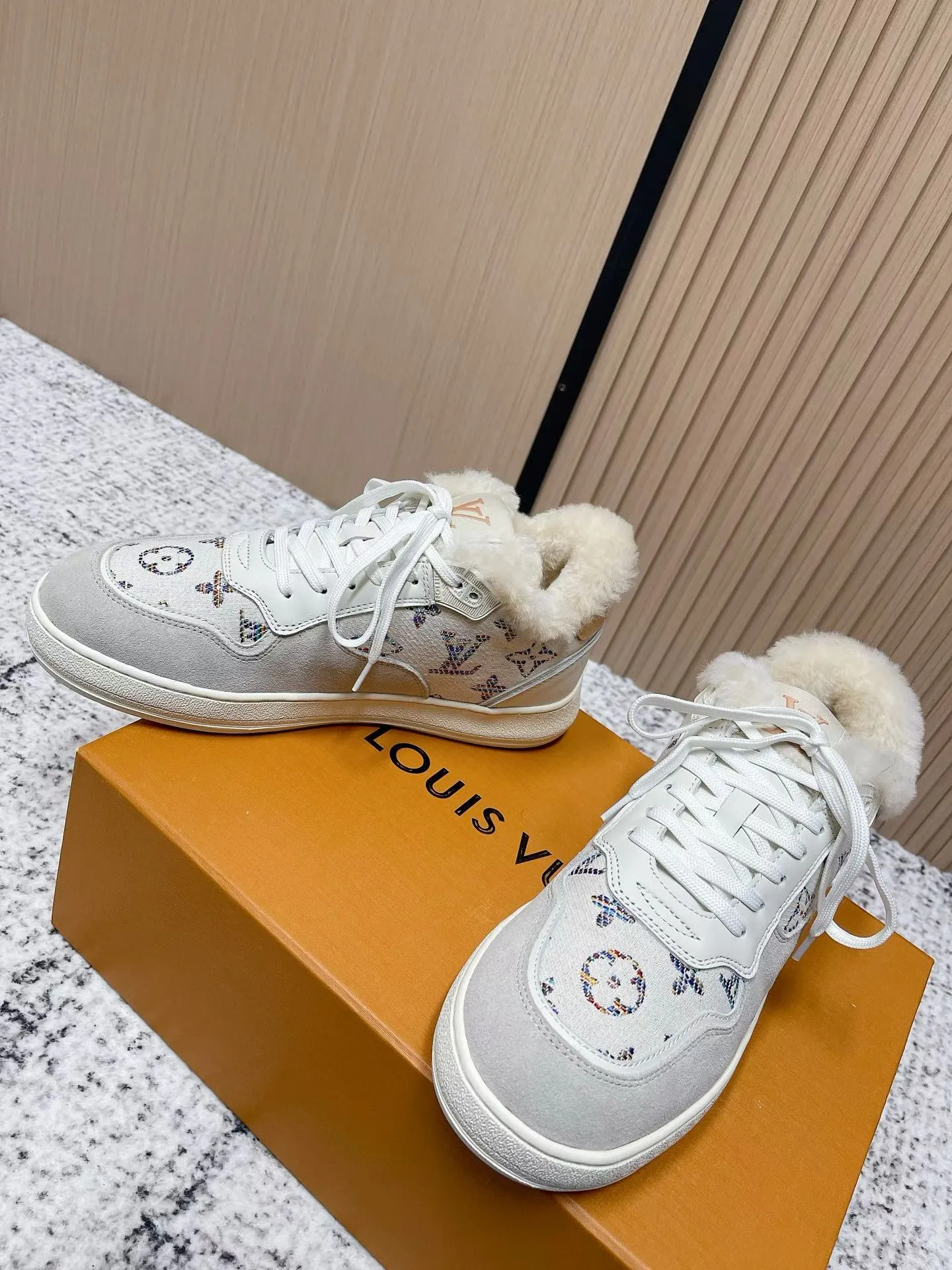Men's shoes pP700! Top version Louis Vuiton Louis Vuitton sneakers casual shoes wool style‼ ️ LV Trainer sneakers are a classic idea inspired by retro basketball shoes by designer Virgil Abloh. This time, they are spliced ​​with smooth cow leather and Monogram embossed grained cow leather, and are embellished with Monogram flowers on the rubber outsole, reflecting a striking jump in one color! Fabric: Original imported first-layer cowhide Lining: Warm wool lining Bottom thickness: about 3cm Size: 35-41